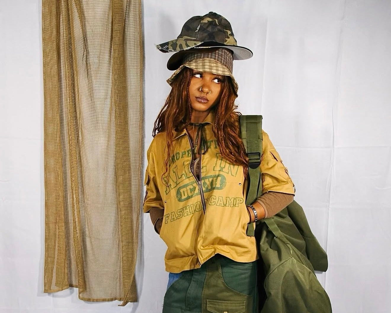 Zip up collar pocket shirt